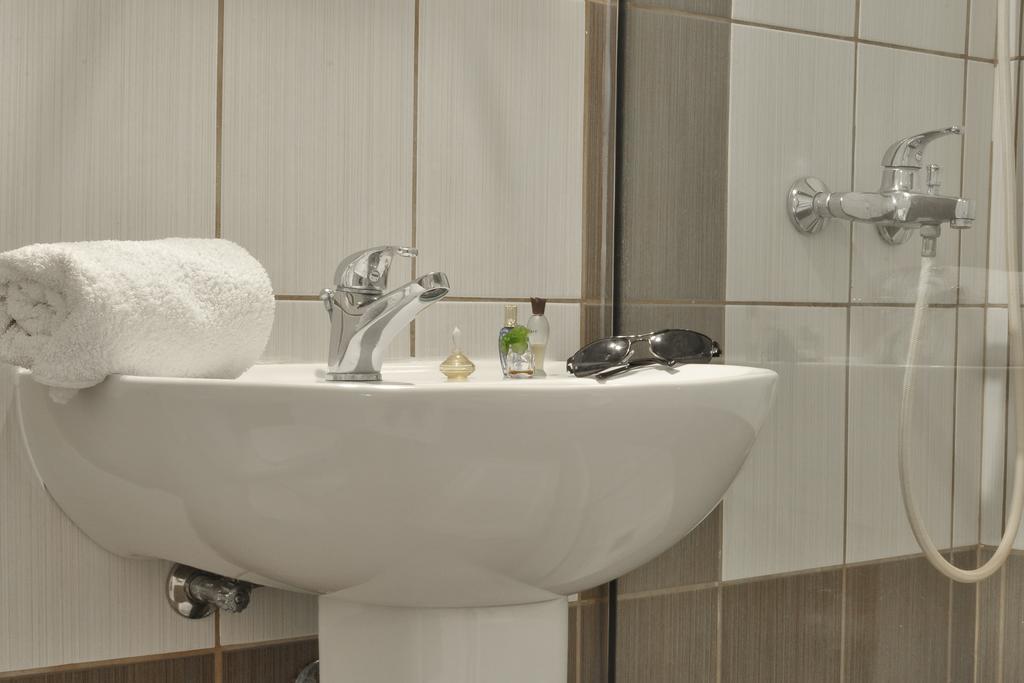 Rolandos Apartments อากิออส กอร์ดิออส ภายนอก รูปภาพ